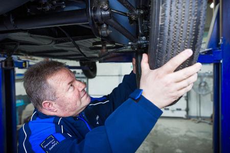 TÜV-Nord-Mitarbeiter Thomas Rusch hat das Fahrzeug abgenommen.