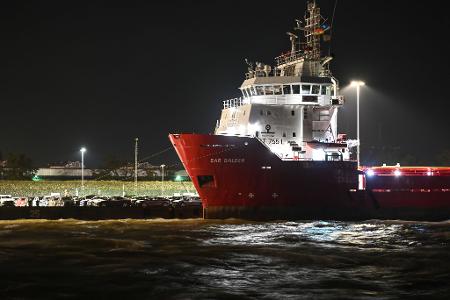 Schiffe versuchen in den Häfen Schutz vor dem Unwetter zu finden. 