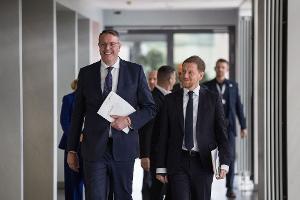 Der Vorsitzende der Ministerpräsidentenkonferenz Alexander Schweitzer (SPD) und sein Vize, Michael Kretschmer (CDU) sehen sich als "Möglichmacher". 