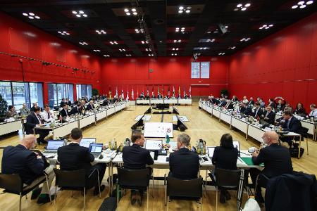 14 Länderchefs diskutierten zwei Tage lang in der Mainzer Rheingoldhalle. Nicht mit dabei waren die Ministerpräsidentinnen des Saarlandes und von Mecklenburg-Vorpommern, Anke Rehlinger und Manuela Schwesig (beide SPD). 