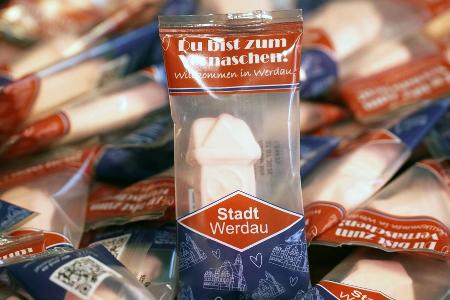 Ein Schaumzucker-Souvenir aus Werdau sorgt für Lacher: Nicht jeder sieht in dem rosafarbenen Stück die historische Uhr der Stadt.