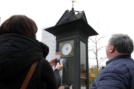 Die historische Annoncenuhr ist eine Sehenswürdigkeit der Stadt Werdau. Als Schaumzucker-Nachbildung sorgt sie weit über die Stadtgrenzen hinaus für Belustigung.