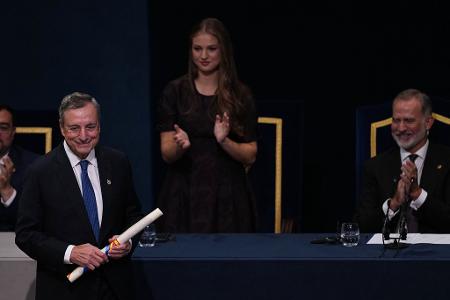 Die Kronprinzessin applaudierte dem Ex-EZB-Präsidenten Draghi.