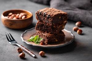Saftige Schoko-Brownies mit Haselnüssen