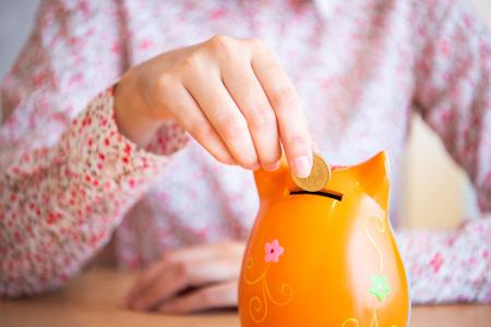 Deutschland ist traditionell ein Land der Sparer. Doch bei vielen reichen die Rücklagen nur für kurze Zeit. (Symbolbild)