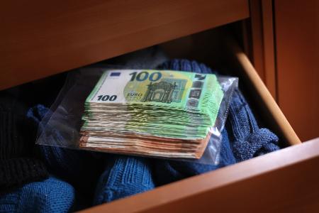 Sparer hierzulande bevorzugen Giro- und Tagesgeldkonten als Geldparkplätze. Vielfach wird aber auch Bargeld zu Hause verwahrt. (Symbolbild)