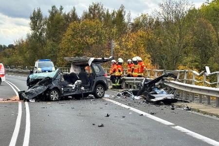 Auf der Bundesstraße 4 hat es einen schweren Unfall gegeben. 