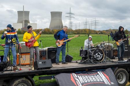 Die Band Smushroom spielt auf einem Anhänger kurz vor der Sprengung.