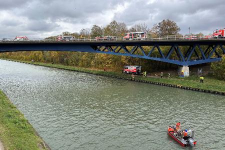 Rettungskräfte der Feuerwehr sind an der Unfallstelle auf der Bundesstraße 4 an einer Brücke über den Mittellandkanal im Einsatz. 