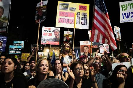 In Israel fordern Zehntausende Menschen die Rückgabe der restlichen toten Geiseln der Hamas. 