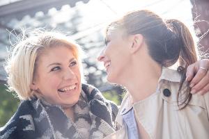 Menschen, die bewusst nach positiven Erfahrungen suchen, erleben oft mehr Lebenszufriedenheit. 