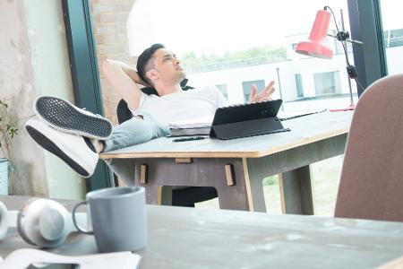 Mit kleinen Pausen zum Glück: Eine einfache Übung kann helfen, um im Alltag wieder zu sich selbst zu finden.