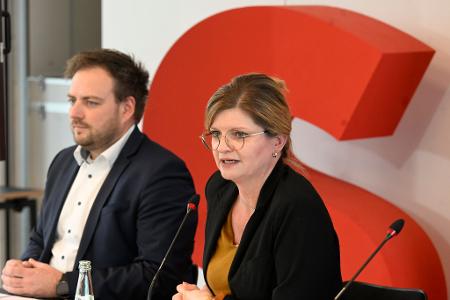 Die Parteichefin der SPD in Nordrhein-Westfalen, Sarah Philipp, und Generalsekretär Cordes stellen eine außergewöhnliche Kampagne vor. (Archivbild)