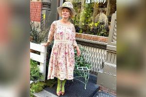 Pamela Anderson: Mit diesem Blumenoutfit sorgt sie für Aufsehen