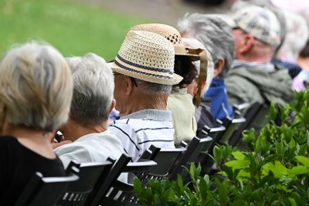 Einige wollen länger arbeiten: Rentner in Deutschland. (Archivbild)