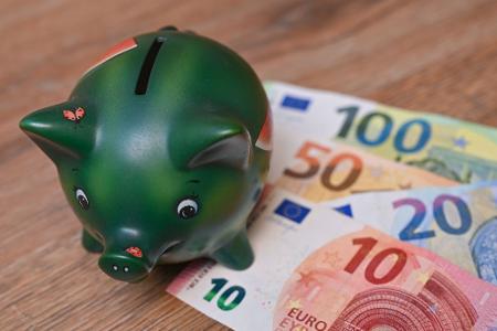 Viele Menschen in Deutschland sparen regelmäßig. (Symbolbild)