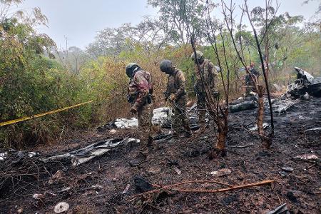 Das Flugzeug stürzte in einer hügeligen Gegend ab. 