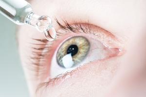 "Künstliche Tränen" können bei trockenen Augen Linderung bringen.