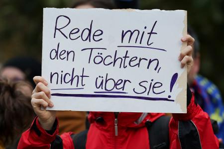 250 Demonstranten versammelten sich vor der Dresdner Staatskanzlei während des Besuchs des Kanzlers in der sächsischen Hauptstadt.