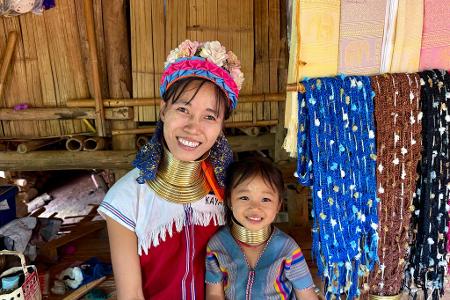 Schon Kinder ab fünf Jahren tragen die Messingringe.