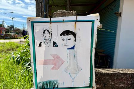 Schilder an der Straße weisen Touristen den Weg zu den Dörfern.