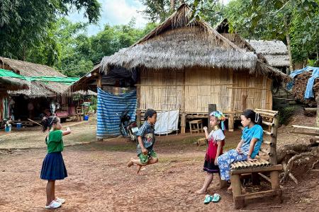 Die Familien der Volksgruppe der Kayan Lahwi leben in Thailand unter einfachsten Bedingungen in eigens eingerichteten Dörfern.
