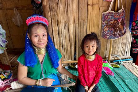 Die Langshalsfrauen und ihre Kinder sind daran gewöhnt, für Touristenfotos in die Kameras zu lächeln.
