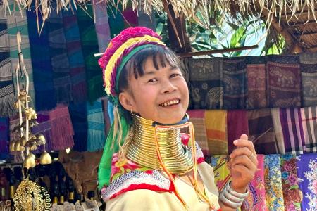 Viele Frauen schützen ihr Kinn mit Tüchern vor den schweren Ringen. 