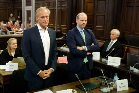 Gerhard Delling und sein Anwalt im Gerichtssaal