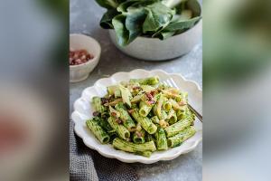 Rigatoni mit Mangold-Pesto und Speck