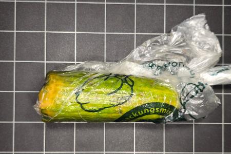 Der Vater der Frau nahm das Paket mit der Gurke an und bezahlte. 