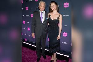 Michael Douglas strahlt mit Tochter Carys auf dem roten Teppich