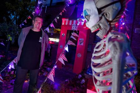 Er hat gut lachen: Dieses Jahr ist das Motto in Sven Wagners Halloween-Haus 