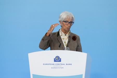 EZB-Präsidentin Lagarde hält sich in einer Welt voller Krisen alle Optionen offen. (Archivbild)
