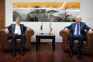 Außenminister Johann Wadephul (l, CDU) setzt seine Nahostreise im Libanon fort. In der Hauptstadt Beirut traf er seinen Amtskollegen Jussef Radschi. Unter anderem geht es um die Entwaffnung der Schiiten-Miliz Hisbollah. 