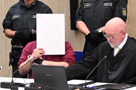 Für den Angeklagten las sein Verteidiger Uwe Kosmala eine Erklärung vor. 