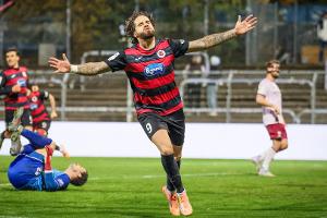 Doppelpack Lobinger: Viktoria bleibt oben dran