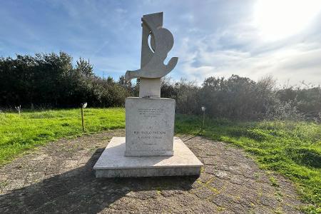 Am Ort des Verbrechens erinnert ein Denkmal an den Regisseur. (Archivbild)