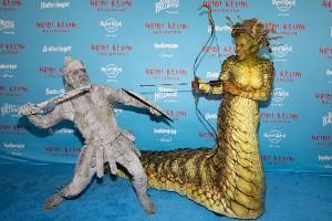 Klum erscheint als Medusa, ihr Mann als versteinerter griechischer Soldat.