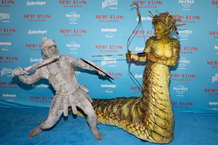 Klum erscheint als Medusa, ihr Mann als versteinerter griechischer Soldat.