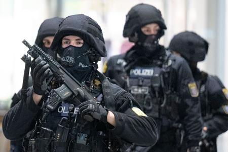 Besucher flohen, es gab Verletzte. Die Polizei sieht aktuell keine Gefahr mehr.