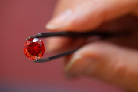 Laut Bestatterverband geht es vor allem darum, den Verstorbenen näher bei sich zu behalten. (Archivbild)