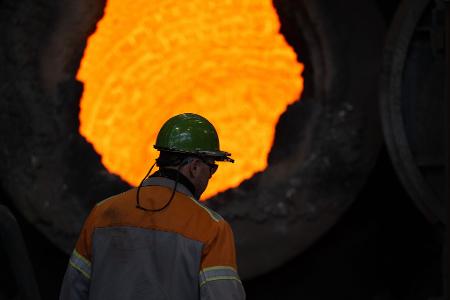 Branche in der Krise: Gestiegene Energiepreise, Billigimporte vor allem aus China, Kosten für den Umbau hin zu einer klimafreundlicheren Stahlproduktion sowie hohe US-Zölle bereiten der Stahlindustrie Probleme. (Archivbild)