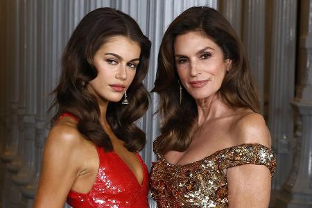 Kaia Gerber und Cindy Crawford legen funkelnden Auftritt hin