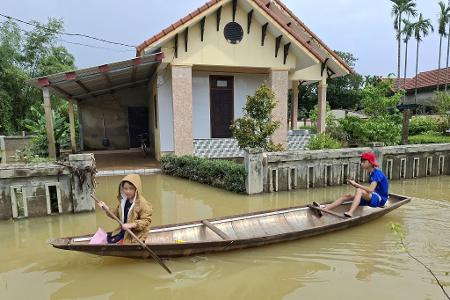 Seit einer Woche kämpfen Menschen in Vietnam mit schweren Überschwemmungen. (Archiv)