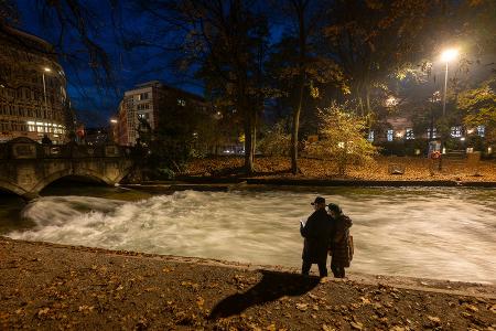 Kein Surfer auf dem Münchner Eisbach - denn die bekannte Welle funktioniert nicht mehr. Die Surfer rätseln über die Gründe. (Archivbild)