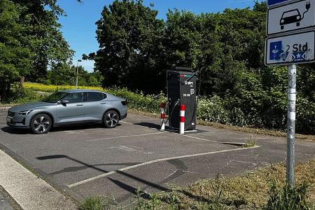 ADAC-Test Ladeinfrastruktur an Autobahnen Hösel Ost A3