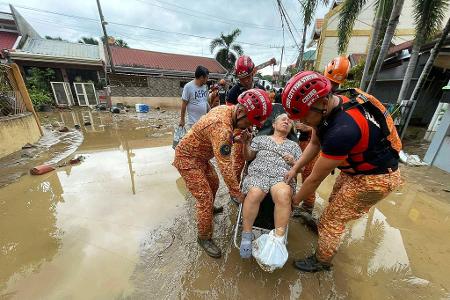 Viele Rettungskräfte versuchten, den Menschen zu helfen.