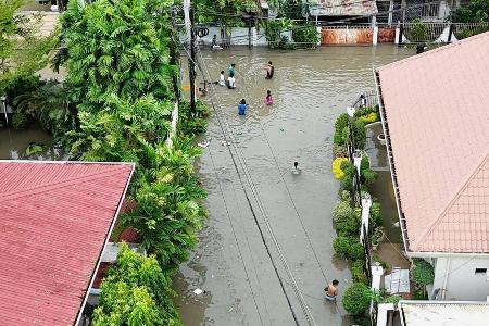 Viele Häuser stehen völlig unter Wasser.