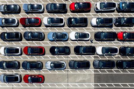 Tesla-Fahrzeuge stehen auf einem Firmengelände in Kalifornien. (Archivbild)